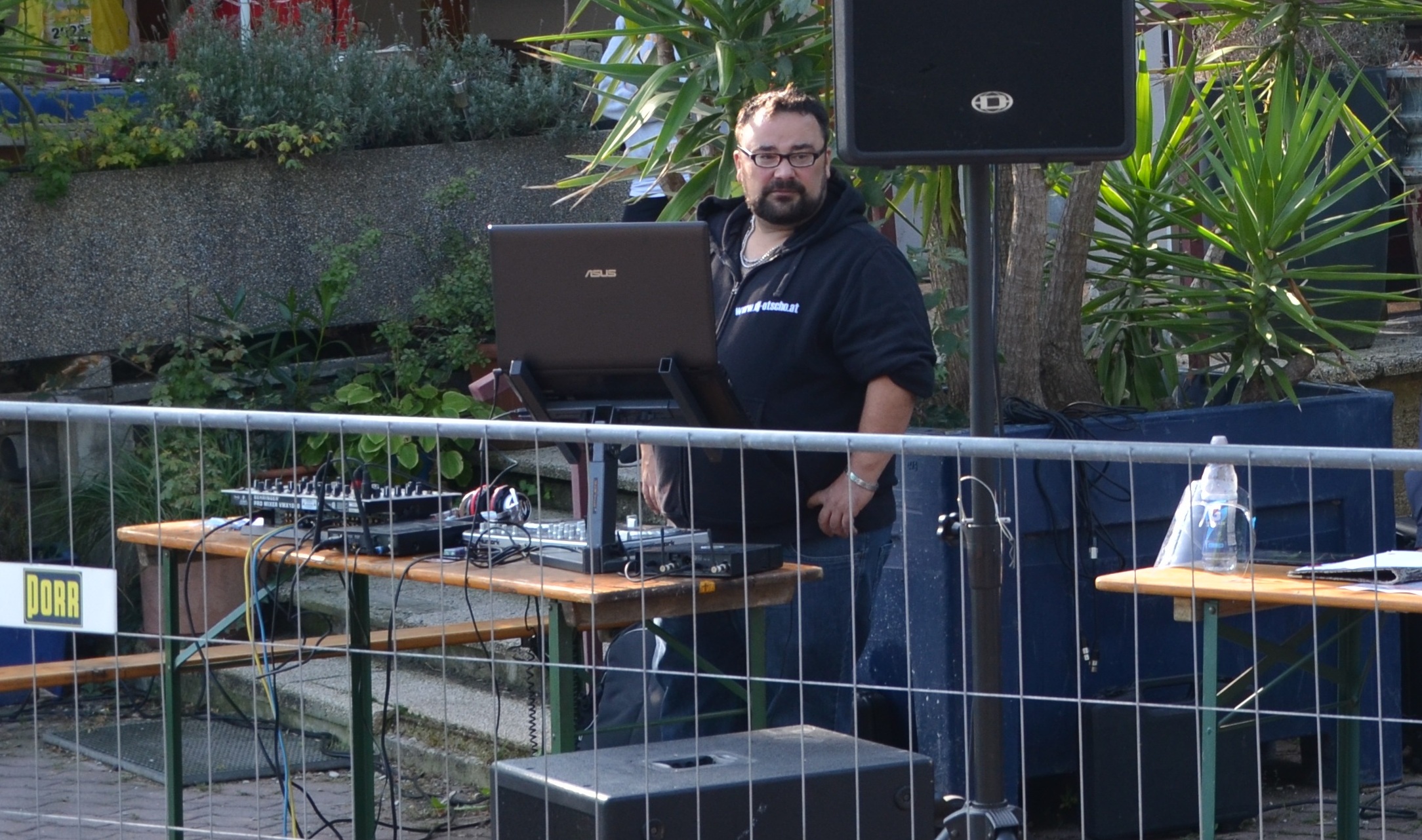 DJ